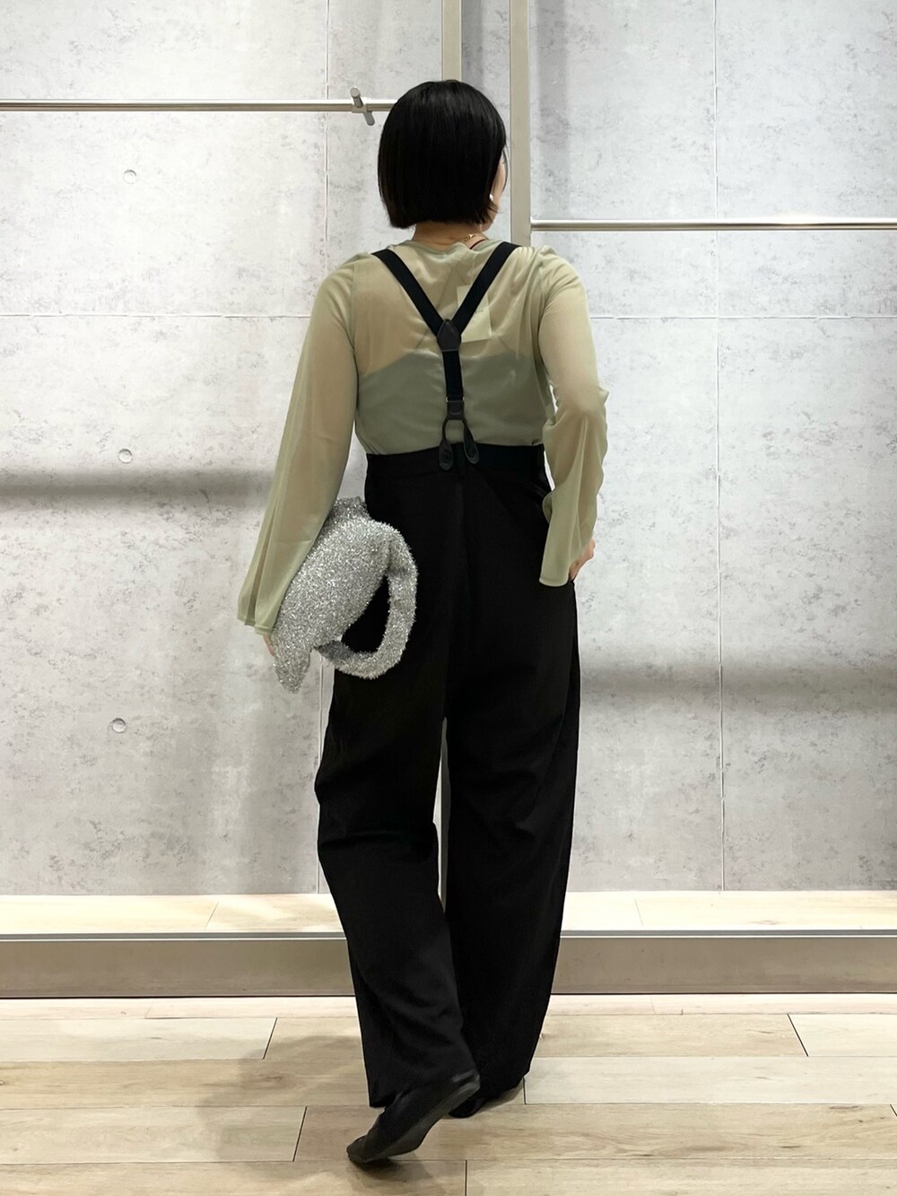 「LEPSIM、秋服まるっと大公開、レプシィム(LEPSIM)、きれいめカジュアル、サスペンダー、タックパンツ、シアートップス、ローファー、秋コーデ、お出かけコーデ、シンプルコーデ、休日スタイル、大人カジュアル、ラメ、ニットバッグ」｜「LEPSIMのサスペンダーパンツ（パンツ、ブラック系）」を使った、エムアイさん（レディース・162cm）の秋コーディネートの3枚目の写真