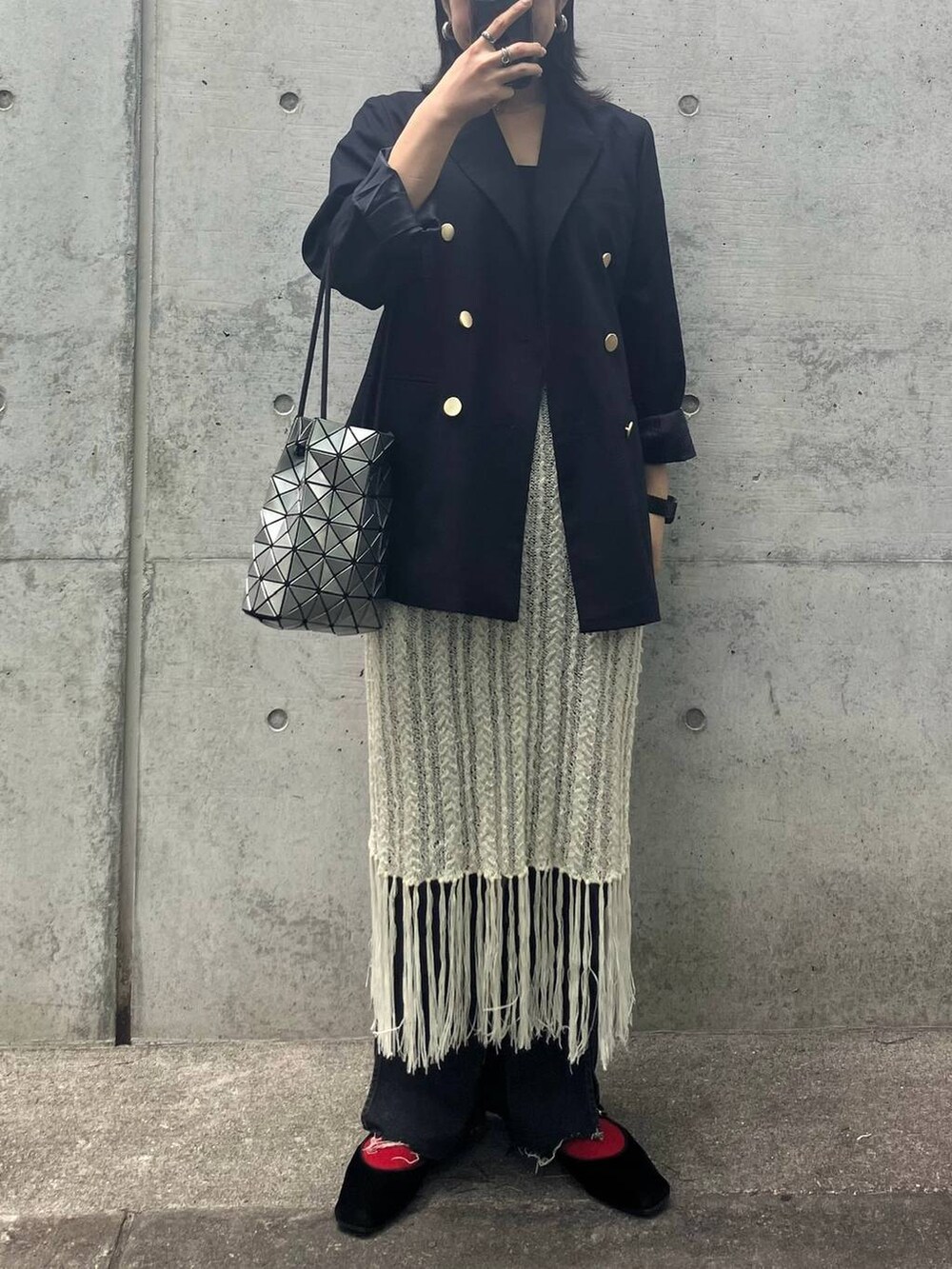 ブルー系のテーラードジャケット、ブラック系のバレエシューズ、ブラック系のデニムパンツを着用したレディースの秋コーディネートの3枚目の写真