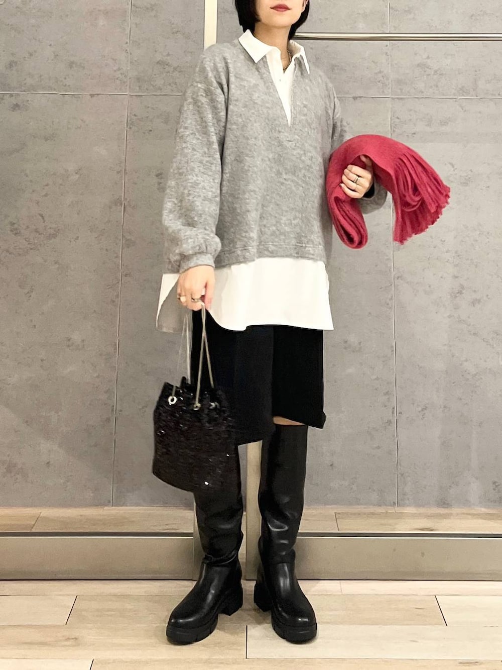 ブラック系のその他パンツ、ブラック系のブーツ、ブラック系のショルダーバッグを着用したレディースの冬コーディネートの2枚目の写真