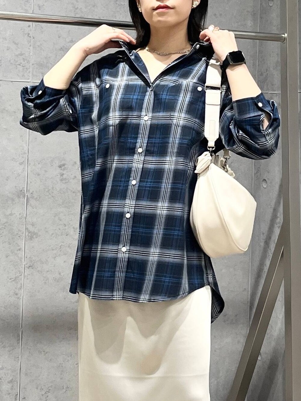 ホワイト系のショルダーバッグ、ホワイト系のスカート、ブルー系のシャツ/ブラウスを着用したレディースの冬コーディネートの7枚目の写真