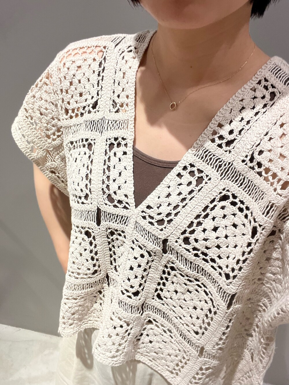 ホワイト系のその他パンツ、ホワイト系のTシャツ/カットソー、ホワイト系のバッグを着用したレディースの夏コーディネートの10枚目の写真