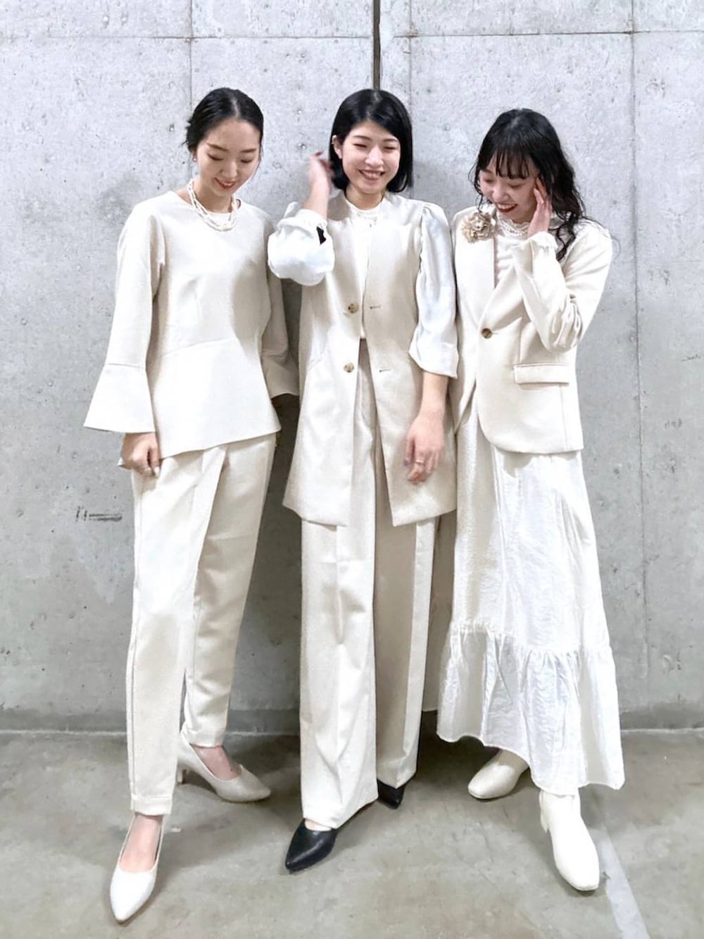 ホワイト系のTシャツ/カットソー、ホワイト系のシャツ/ブラウス、ホワイト系のその他パンツを着用したレディースの冬コーディネートの5枚目の写真
