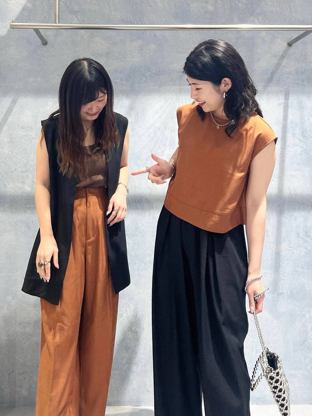 「カジュアル、モード、ベーシック/シンプル、デート/ロマンティック、楽ちんコーデ、春コーデ、女子会、きれいめカジュアル_LEPSIM、LEPSIM、おでかけ、シンプルコーデ、春色、セットアップ、リネン・透けアイテム、ベスト」｜「LEPSIMの《リネンライクドライシリーズ》リネンライク切り替えベスト　243500（その他アウター、ブラック系）」を使った、エムアイさん（レディース・162cm）の春コーディネートの3枚目の写真