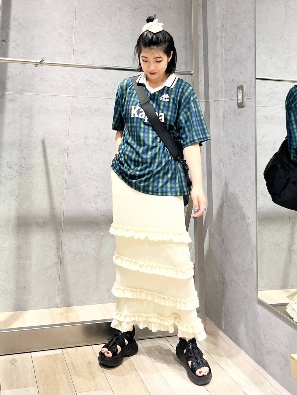 ブラック系のサンダル、ブラック系のショルダーバッグ、ホワイト系のマタニティウェア/グッズを着用したレディースの夏コーディネートの3枚目の写真