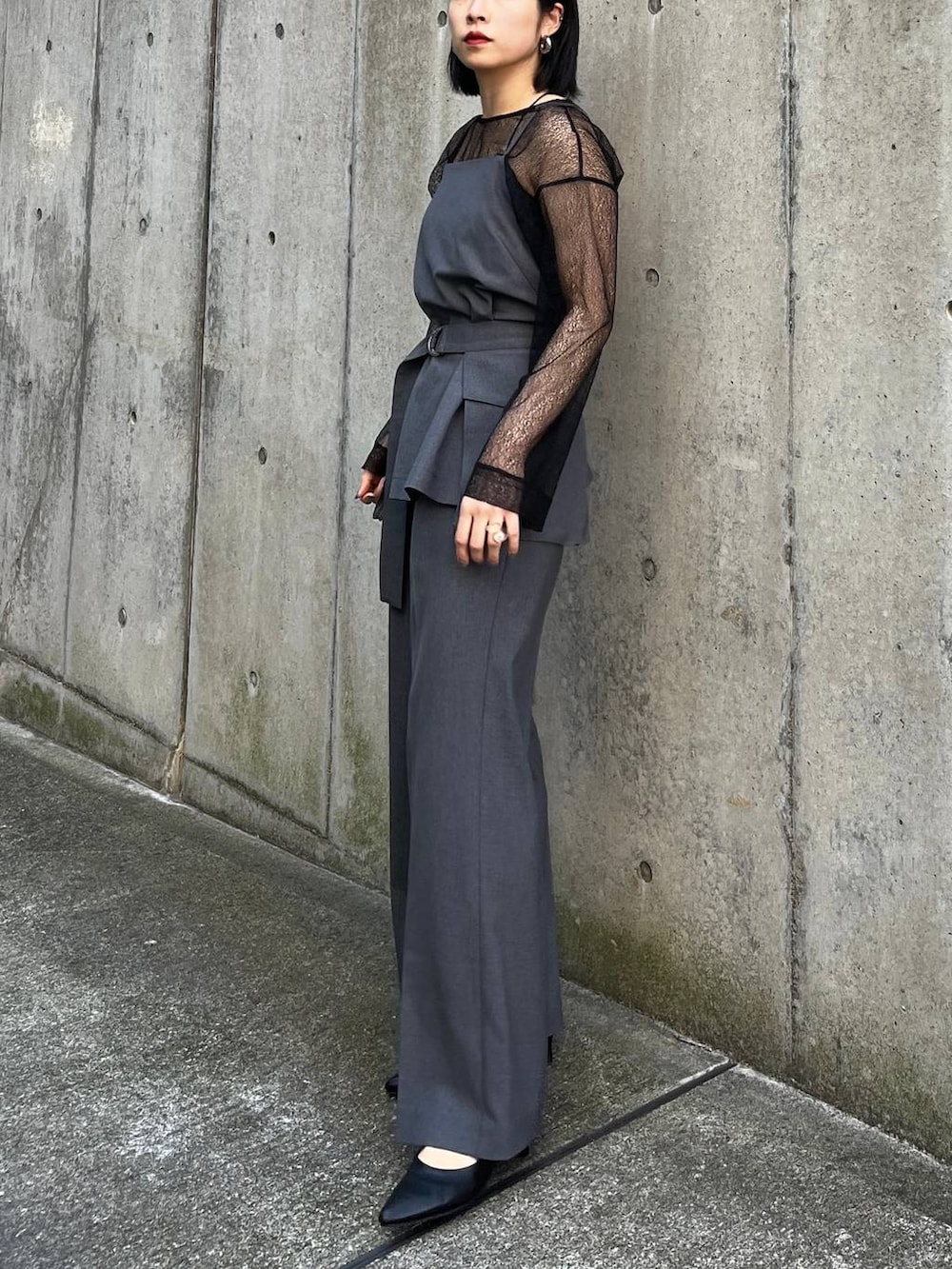 グレー系のその他パンツ、グレー系のキャミソール、ブラック系のパンプスを着用したレディースの冬コーディネートの2枚目の写真