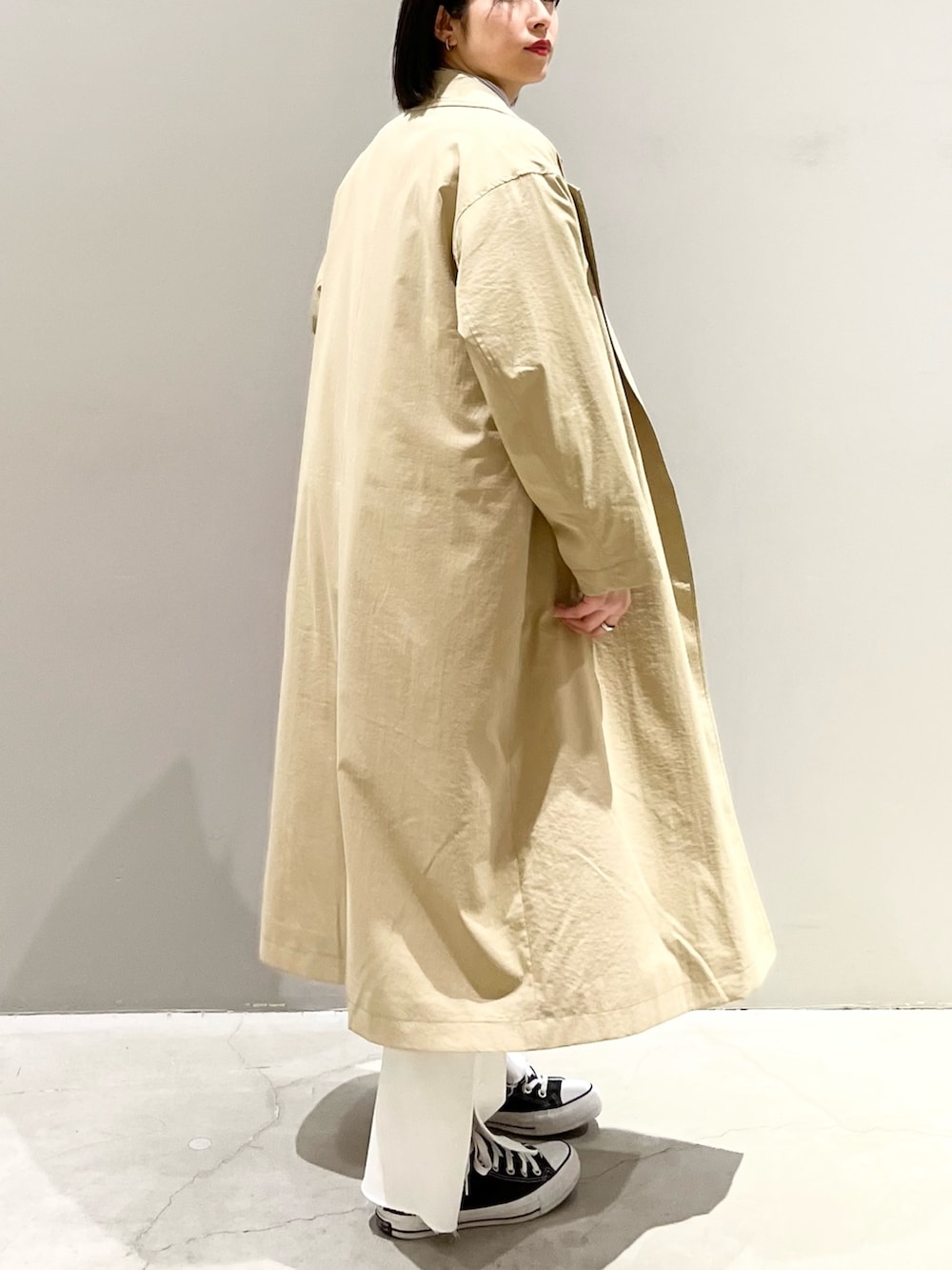 グレー系のTシャツ/カットソー、ピンク系のショルダーバッグ、ブラック系のスニーカーを着用したレディースの春コーディネートの3枚目の写真