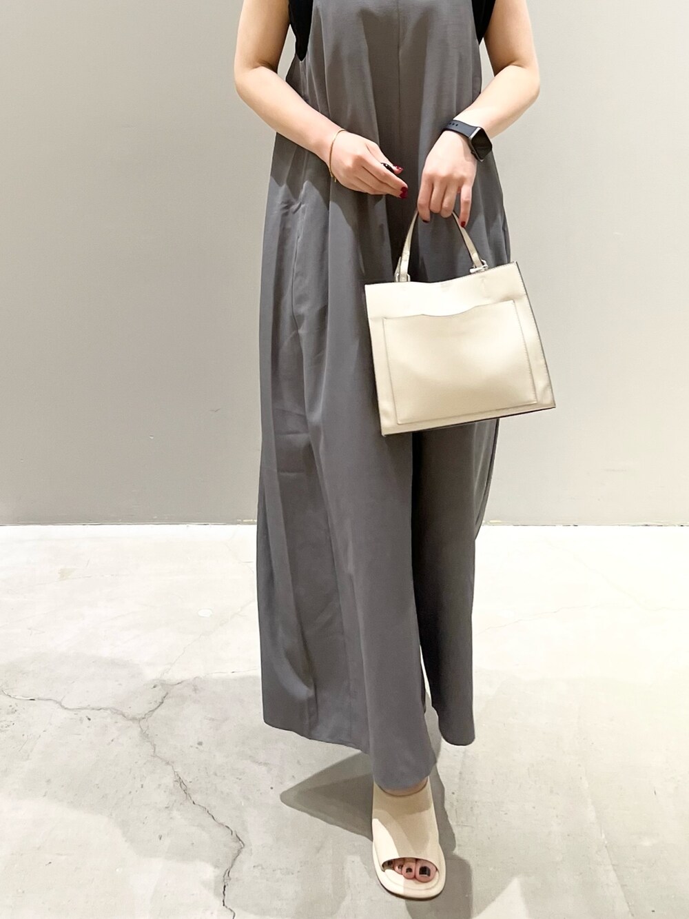 ホワイト系のショルダーバッグ、グレー系のその他パンツ、ホワイト系のサンダルを着用したレディースの夏コーディネートの7枚目の写真