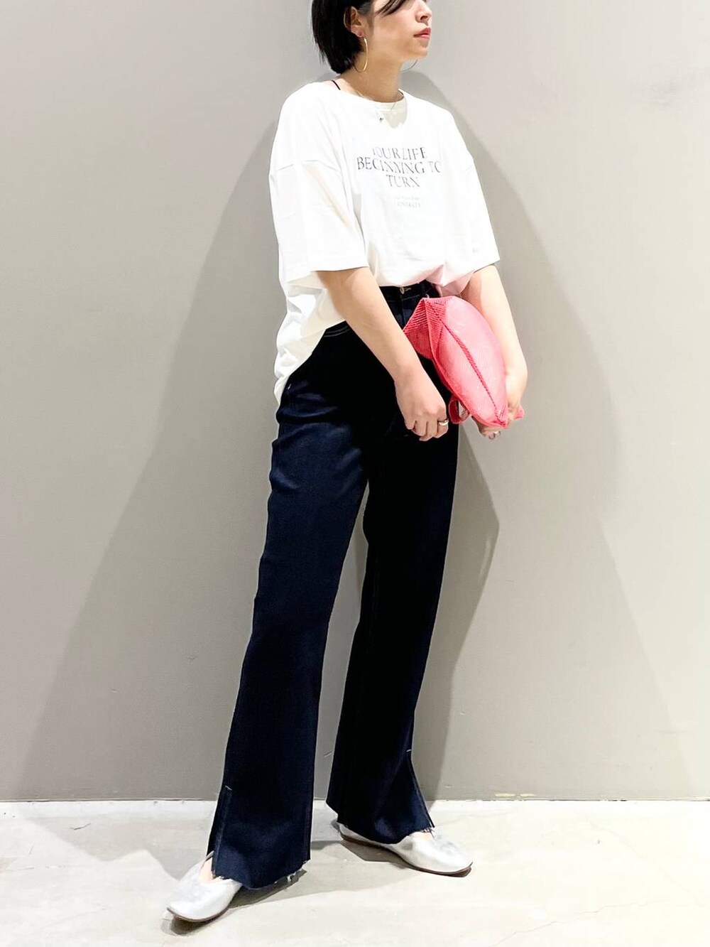 ホワイト系のTシャツ/カットソー、グレー系のパンプス、ブルー系のデニムパンツを着用したレディースの夏コーディネートの6枚目の写真