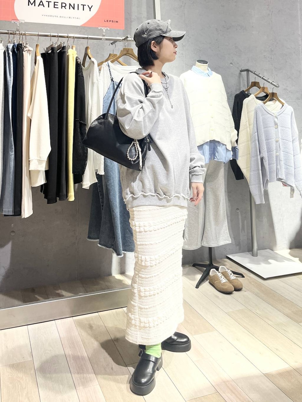 ブラック系のサンダル、グレー系のスウェット、ブラック系のボストンバッグを着用したレディースの冬コーディネートの2枚目の写真