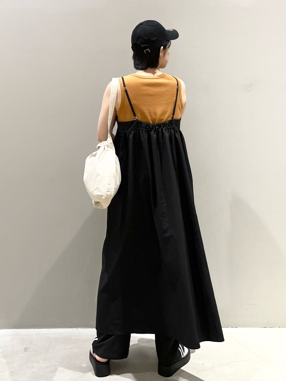 「LEPSIM、レプシィム(LEPSIM)、キャップ、モノトーン、ストリート、ワンピース、ラインパンツ、厚底シューズ、ショルダーバッグ、オトナカジュアル、NEW ERA、キャミワンピ、厚底サンダル、スポーティ、楽チンコーデ」｜「LEPSIMのラインパンツ（パンツ、ブラック系）」を使った、エムアイさん（レディース・162cm）の夏コーディネートの4枚目の写真