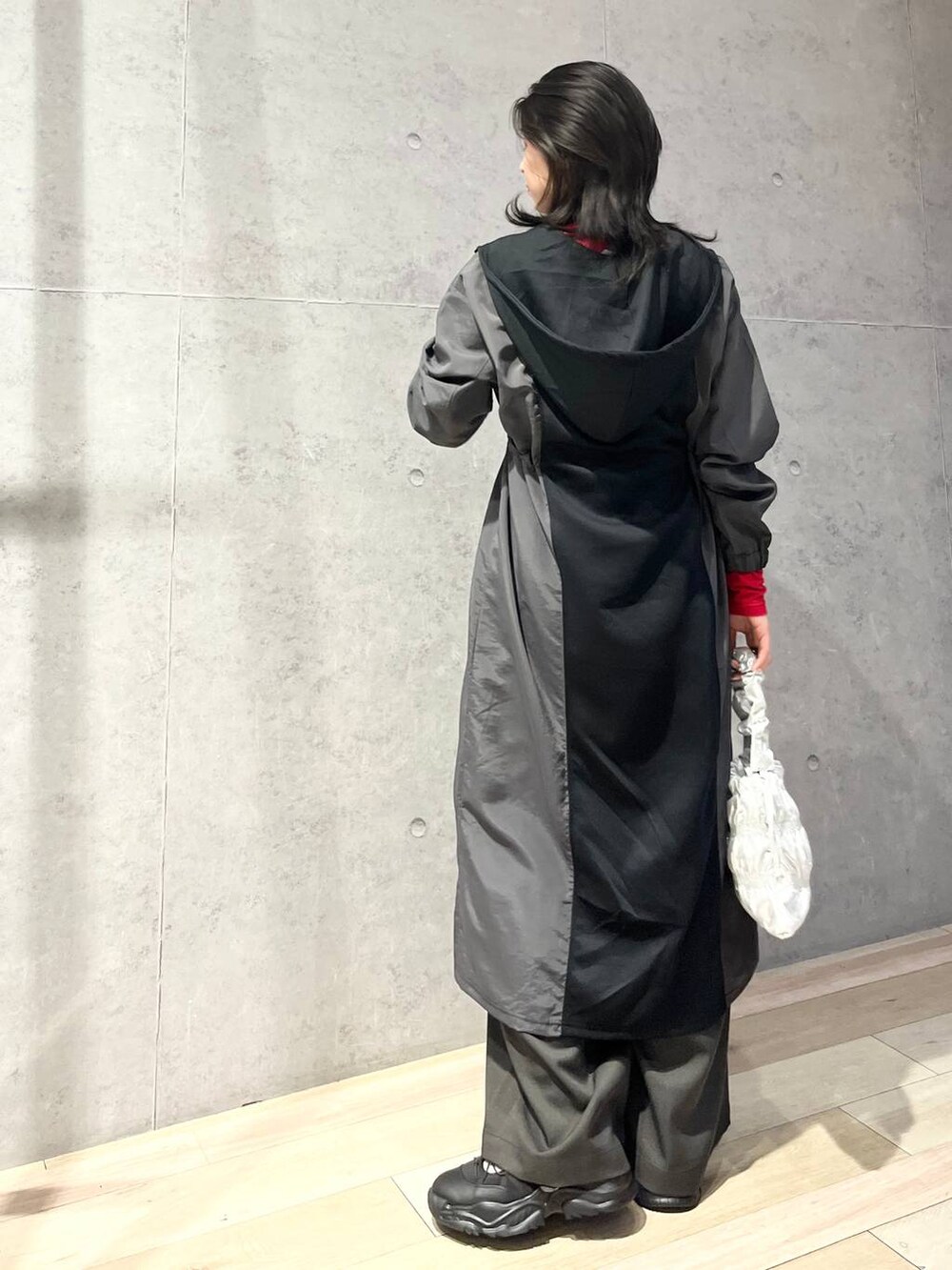 シルバー系のショルダーバッグ、グレー系のその他パンツ、レッド系のTシャツ/カットソーを着用したレディースの冬コーディネートの3枚目の写真