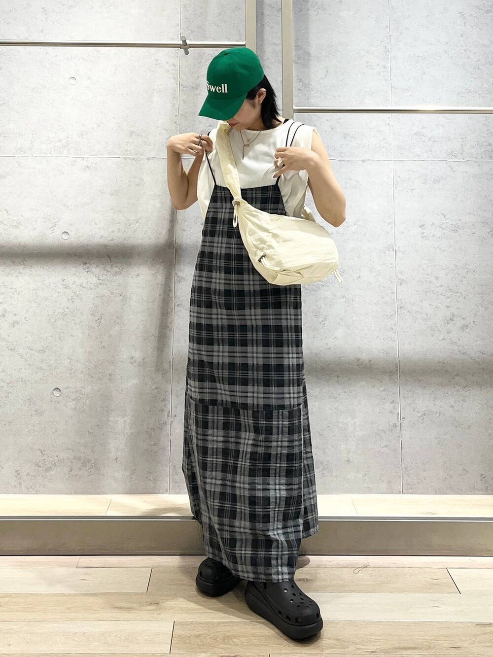 ブラック系のサンダル、ホワイト系のTシャツ/カットソー、ホワイト系のショルダーバッグを着用したレディースの夏コーディネートの2枚目の写真