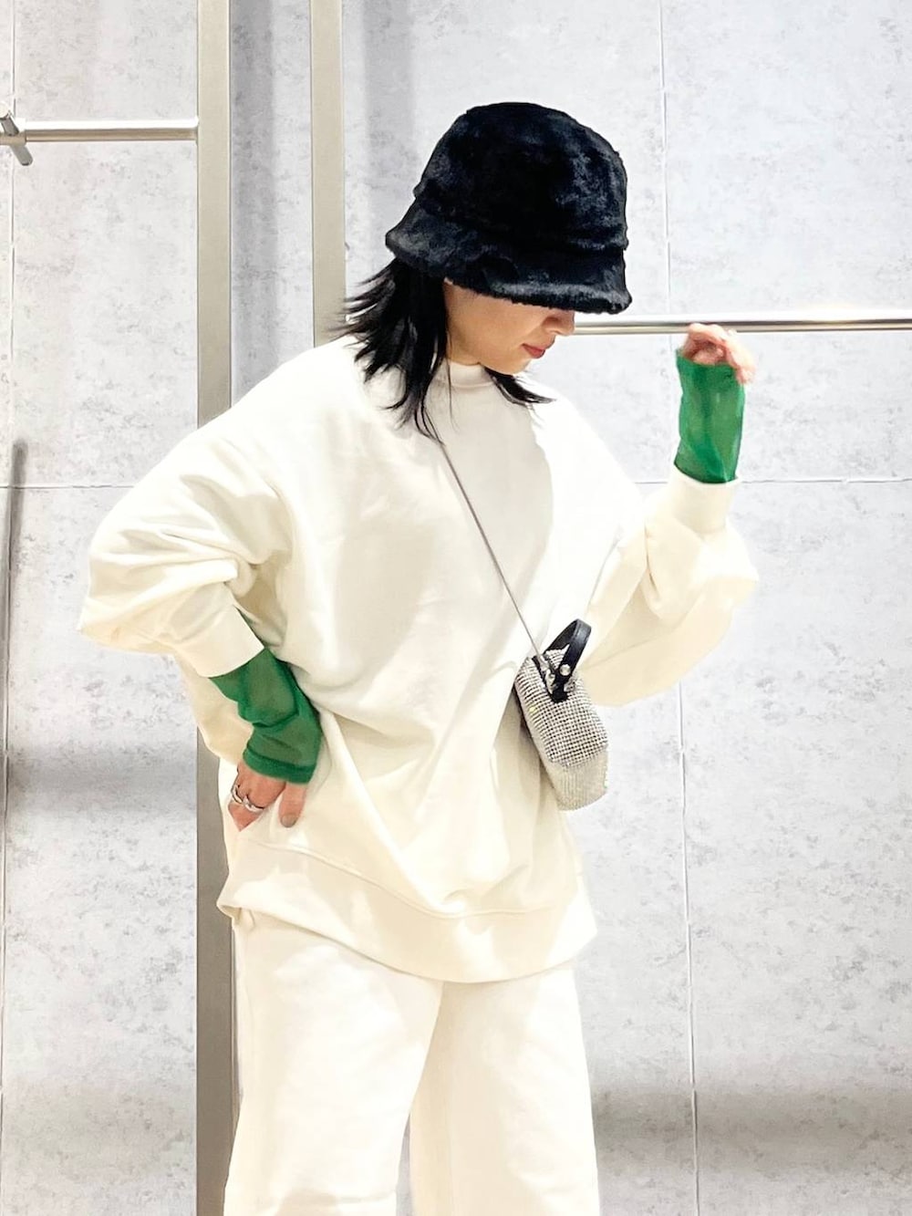 ブラック系のTシャツ/カットソー、ホワイト系のスウェット、ブラック系のブーツを着用したレディースの冬コーディネートの5枚目の写真