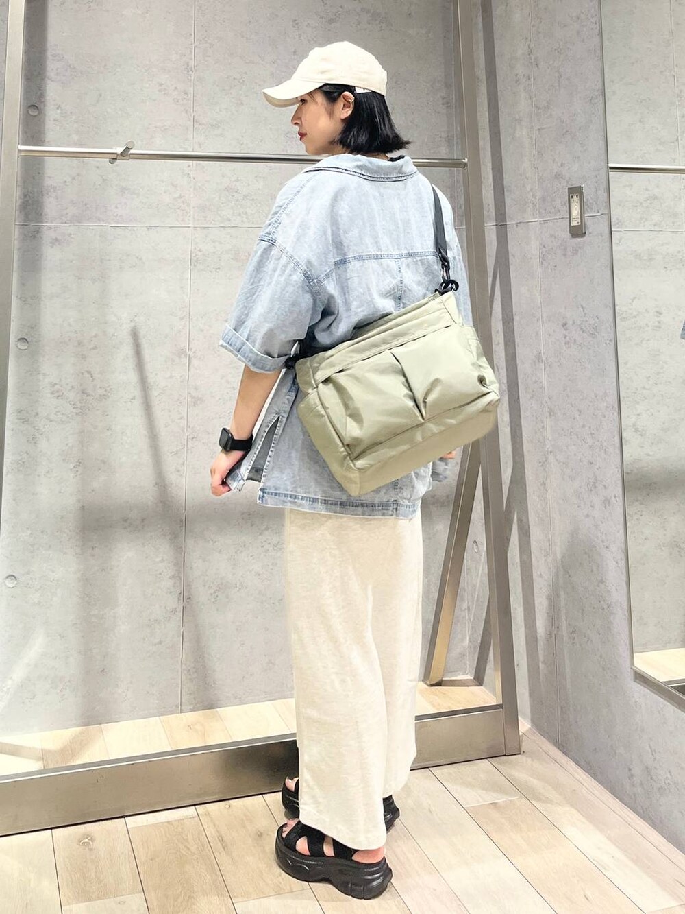 ブルー系のシャツ/ブラウス、ブラック系のサンダル、グリーン系のショルダーバッグを着用したレディースの夏コーディネートの4枚目の写真