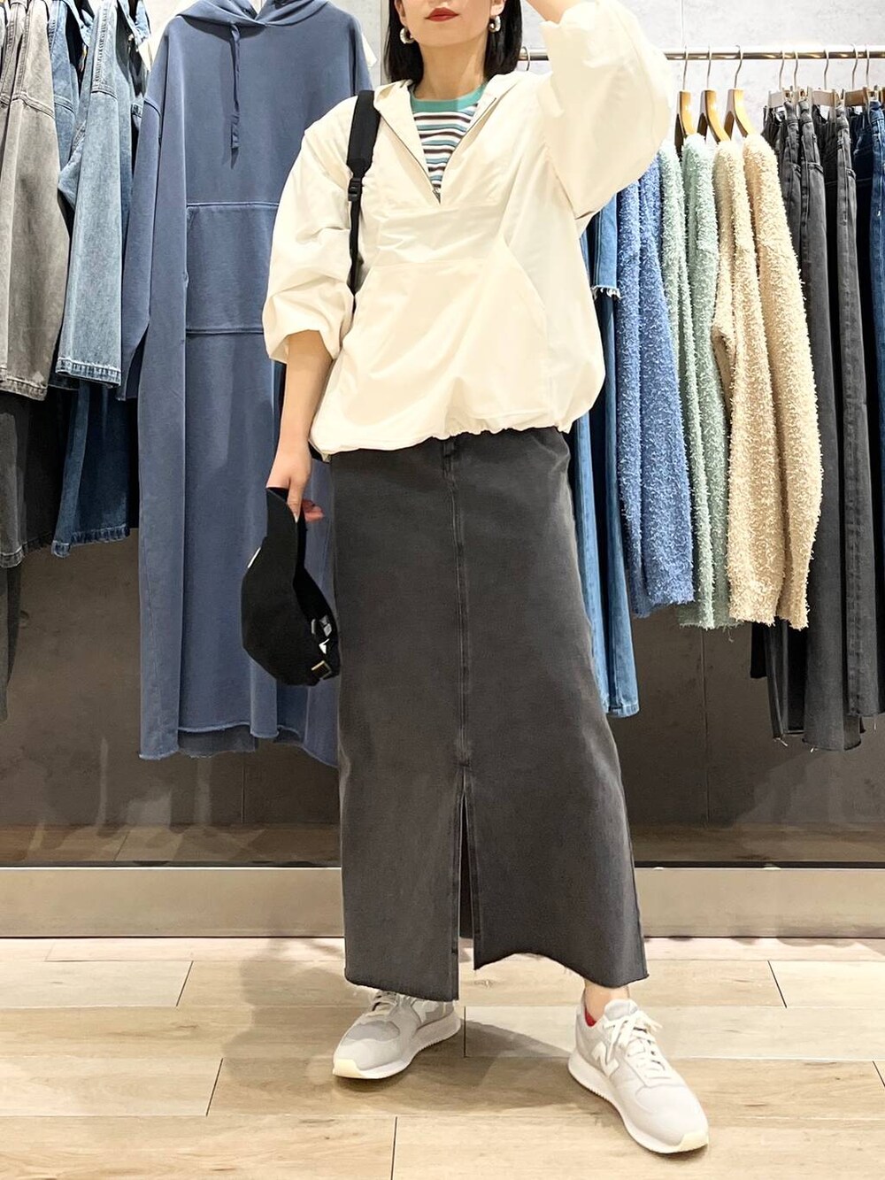 ブラック系のショルダーバッグ、ホワイト系のTシャツ/カットソー、ブラック系のスカートを着用したレディースの春コーディネートの8枚目の写真