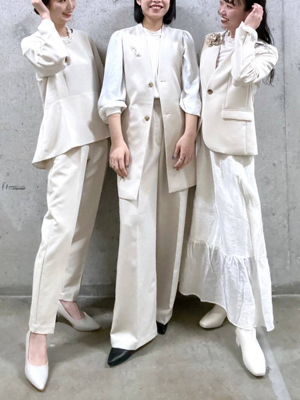 ホワイト系のTシャツ/カットソー、ホワイト系のシャツ/ブラウス、ホワイト系のその他パンツを着用したレディースの冬コーディネートの4枚目の写真