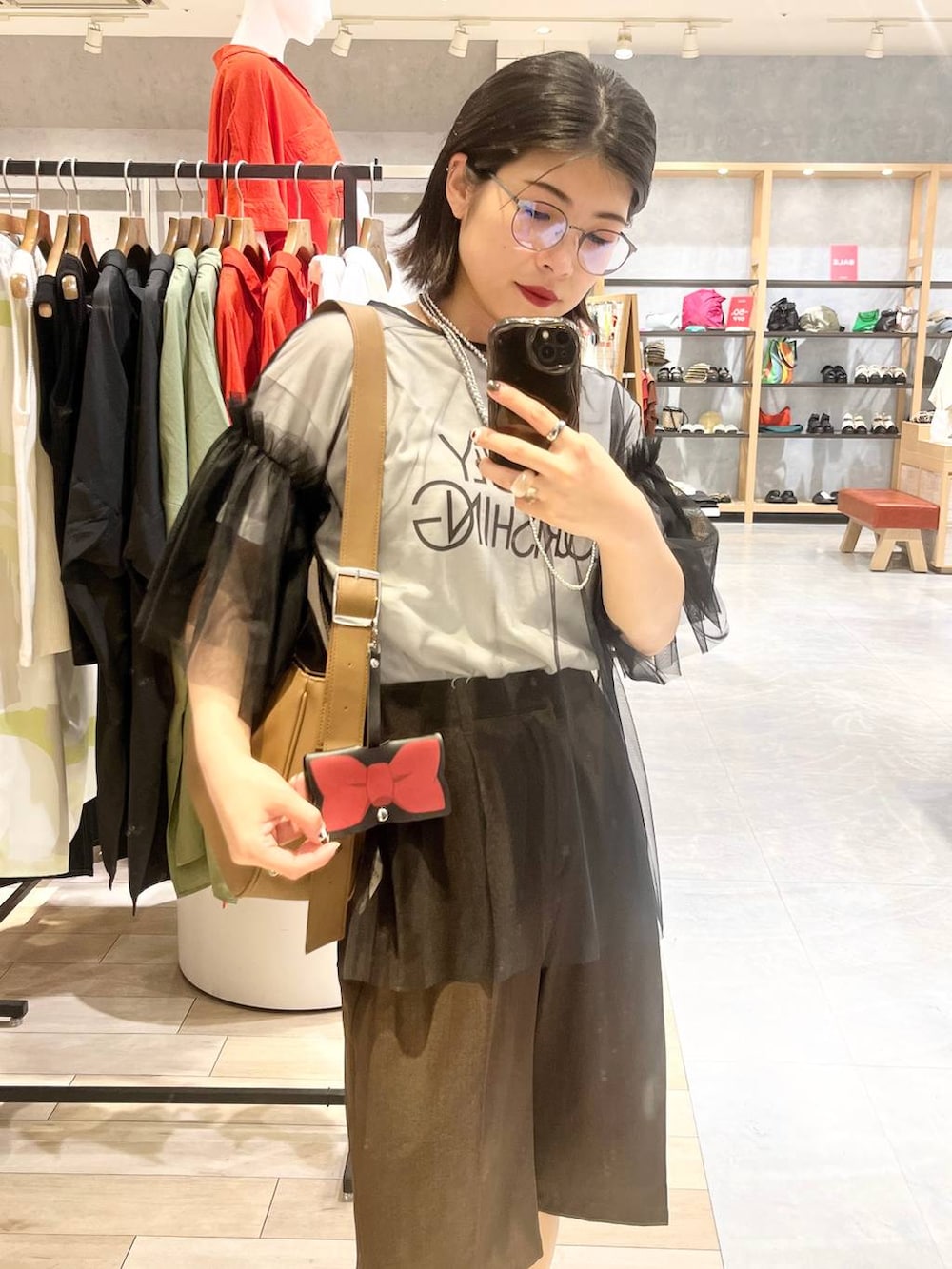 「カジュアル、モード、ハーフパンツ、厚底サンダル、ベーシック/シンプル、デート/ロマンティック、夏コーデ、女子会、バッグ、LEPSIM、サンダル、おでかけ、シンプルコーデ、メガネ、メガネ女子」｜「LEPSIMの3連ボールネックレス　287544（ネックレス、シルバー系）」を使った、エムアイさん（レディース・162cm）の夏コーディネートの5枚目の写真