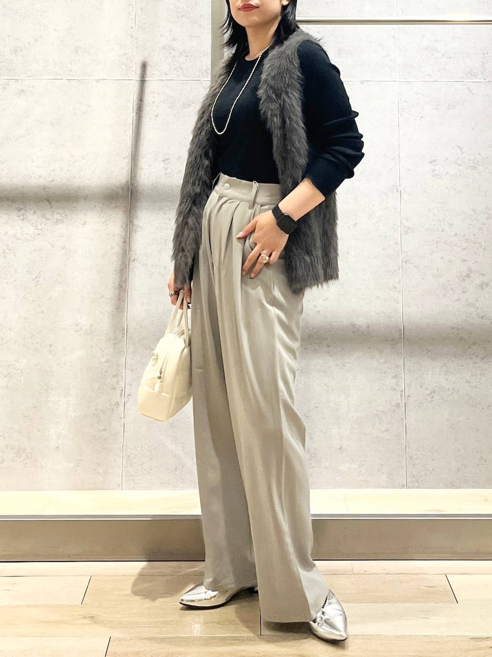 シルバー系のその他シューズ、ホワイト系のボストンバッグ、ブラック系のTシャツ/カットソーを着用したレディースの秋コーディネートの3枚目の写真