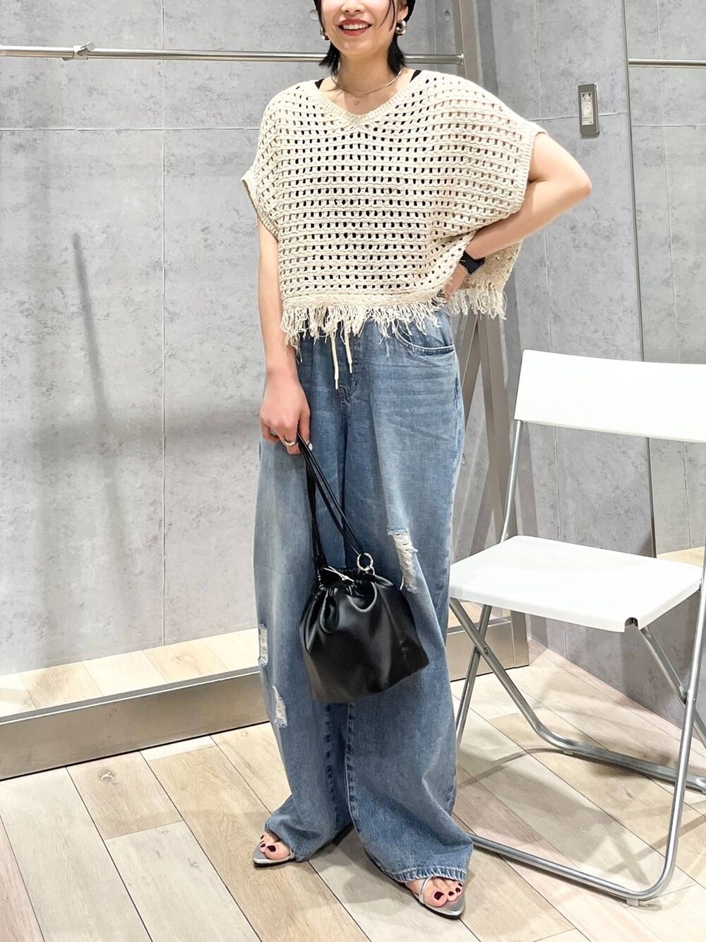 「カジュアル、モード、ベーシック/シンプル、デート/ロマンティック、楽ちんコーデ、女子会、きれいめカジュアル_LEPSIM、LEPSIM、ニット、デニムパンツ、ワイドパンツ、サンダル、バッグ、ニット帽、夏コーデ」｜「LEPSIMのフェイクレザーミニ巾着　105144（ショルダーバッグ、ブラック系）」を使った、エムアイさん（レディース・162cm）の春コーディネートの4枚目の写真