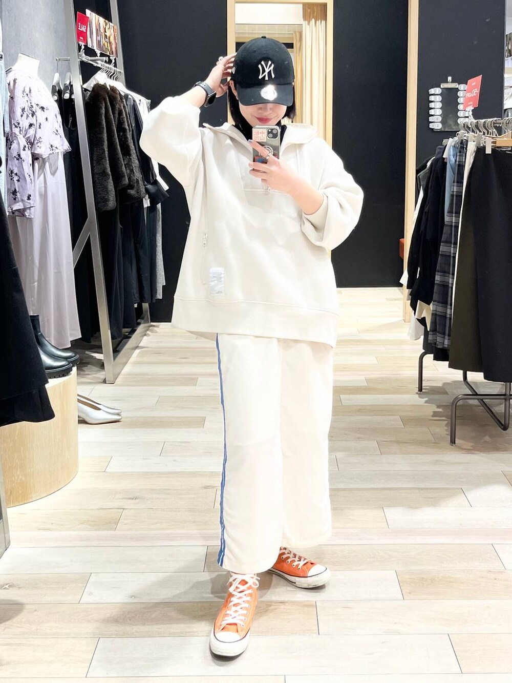 ホワイト系のTシャツ/カットソー、ブラック系のTシャツ/カットソー、ホワイト系のスカートを着用したレディースの冬コーディネートの2枚目の写真