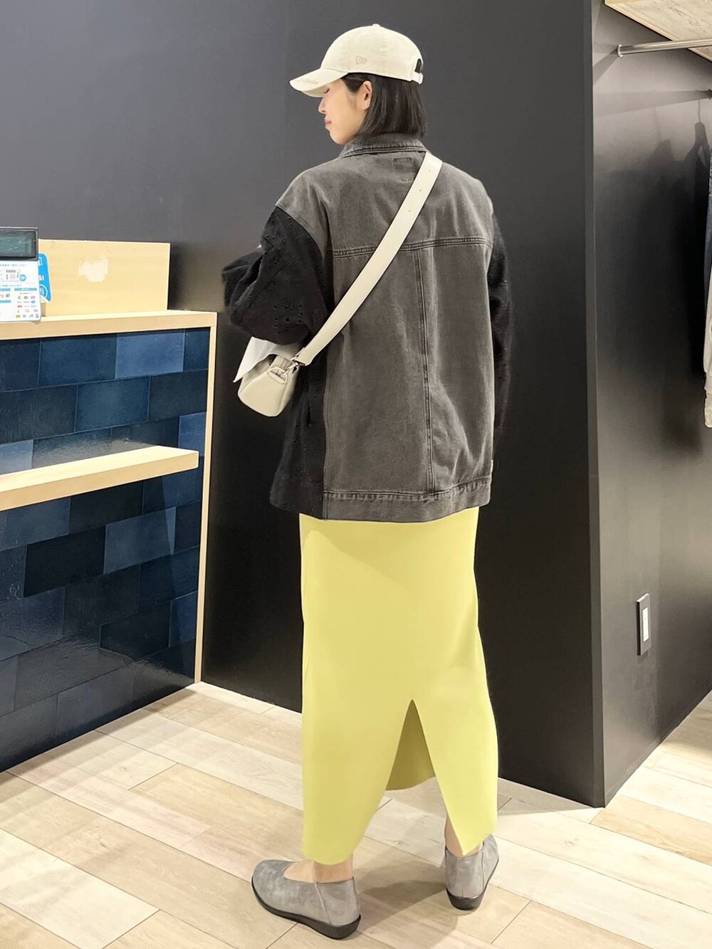 グリーン系のスカート、グレー系のショルダーバッグ、その他のパンプスを着用したレディースの冬コーディネートの3枚目の写真