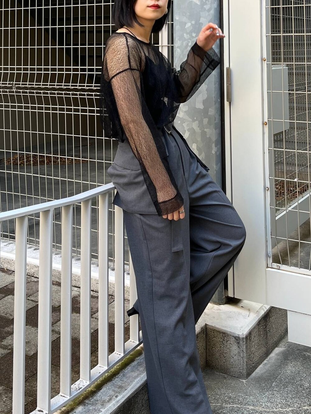 グレー系のその他パンツ、ブラック系のシャツ/ブラウス、ブラック系のパンプスを着用したレディースの冬コーディネートの4枚目の写真