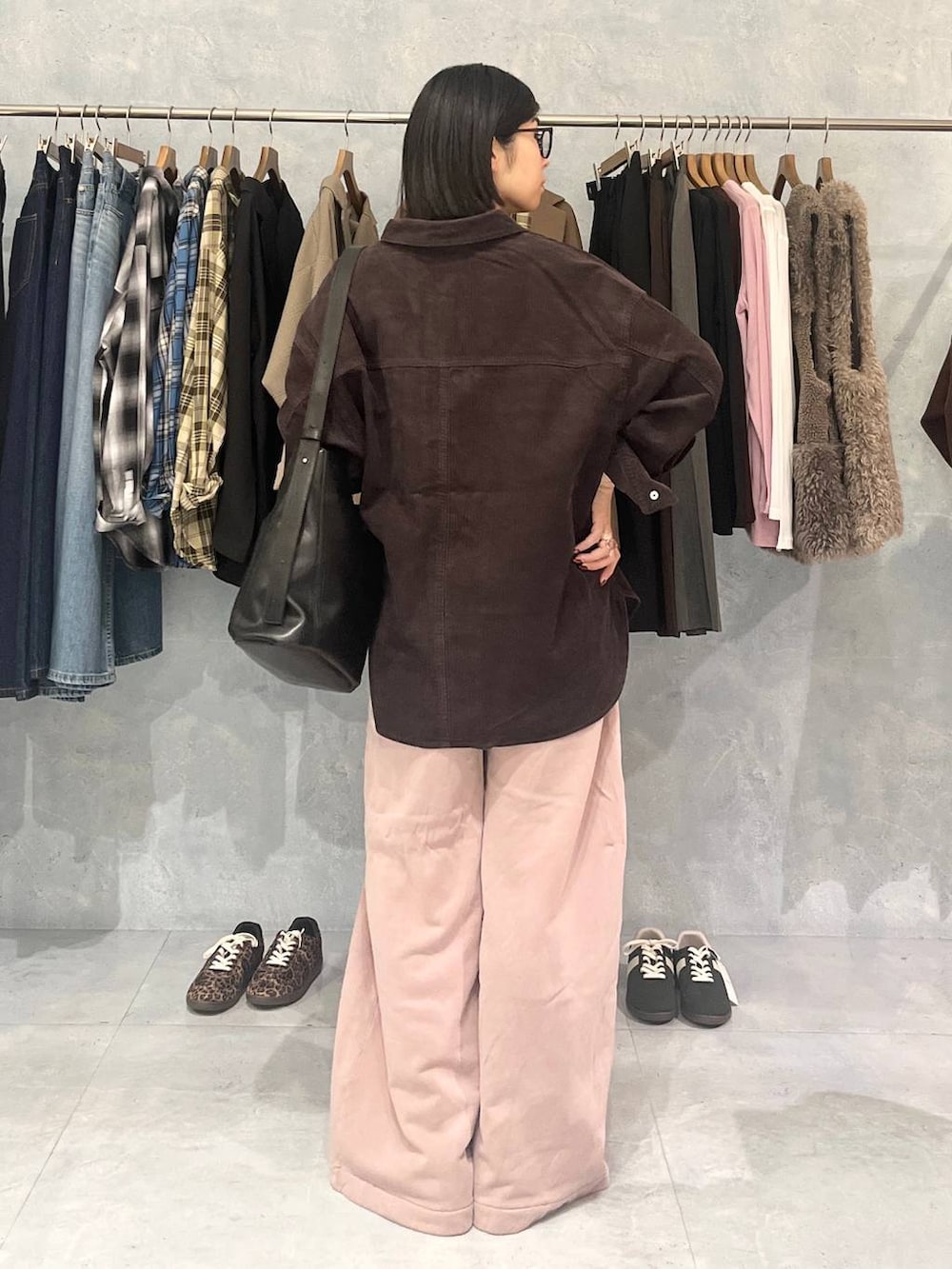 ピンク系のスウェットパンツ、ブラック系のショルダーバッグ、ブラウン系のシャツ/ブラウスを着用したレディースの秋コーディネートの5枚目の写真