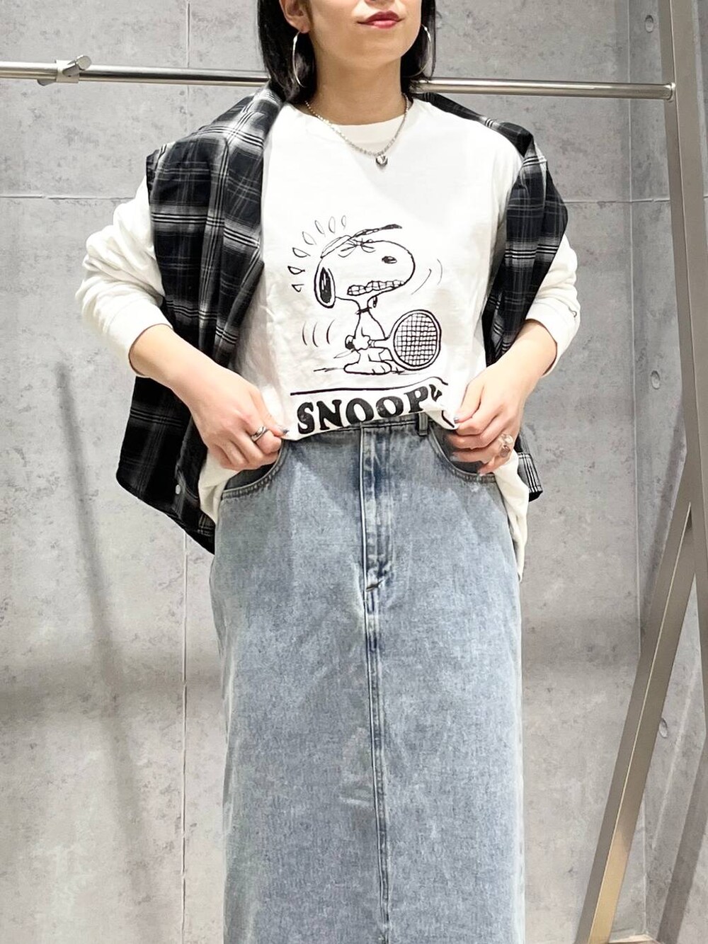 ホワイト系のTシャツ/カットソー、ブルー系のスカート、ホワイト系のスニーカーを着用したレディースの冬コーディネートの6枚目の写真