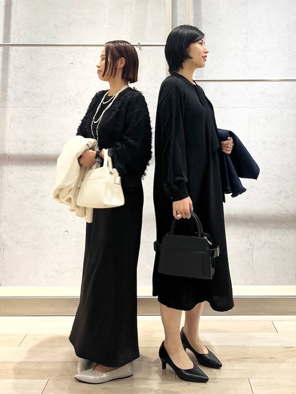 ブラック系のスカート、ブルー系のノーカラージャケット、ホワイト系のノーカラージャケットを着用したレディースの冬コーディネートの5枚目の写真