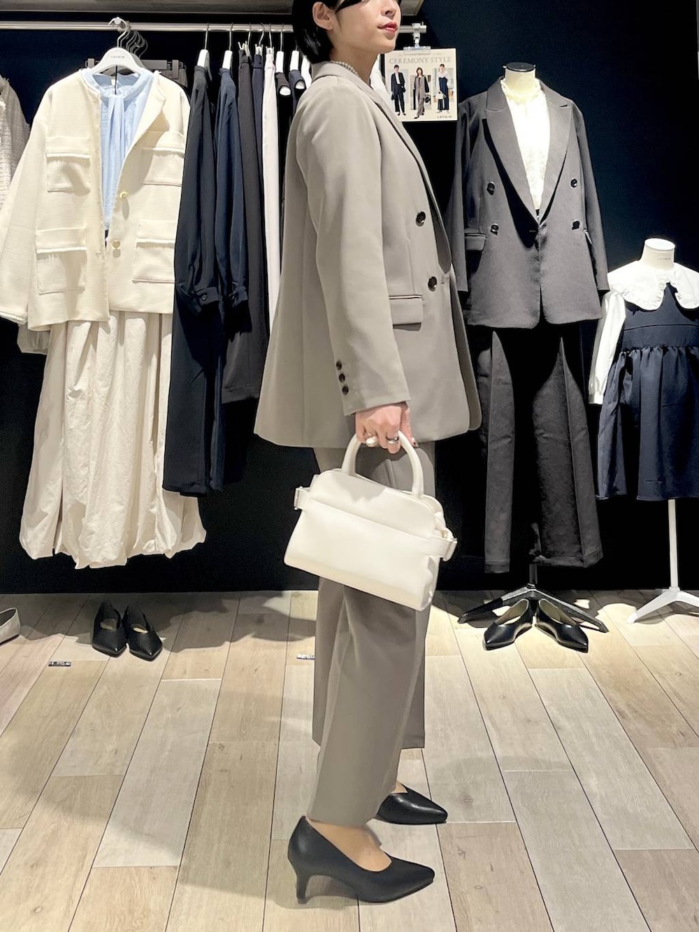 ブラウン系のその他パンツ、ブラウン系のテーラードジャケット、ブラック系のシャツ/ブラウスを着用したレディースの冬コーディネートの2枚目の写真