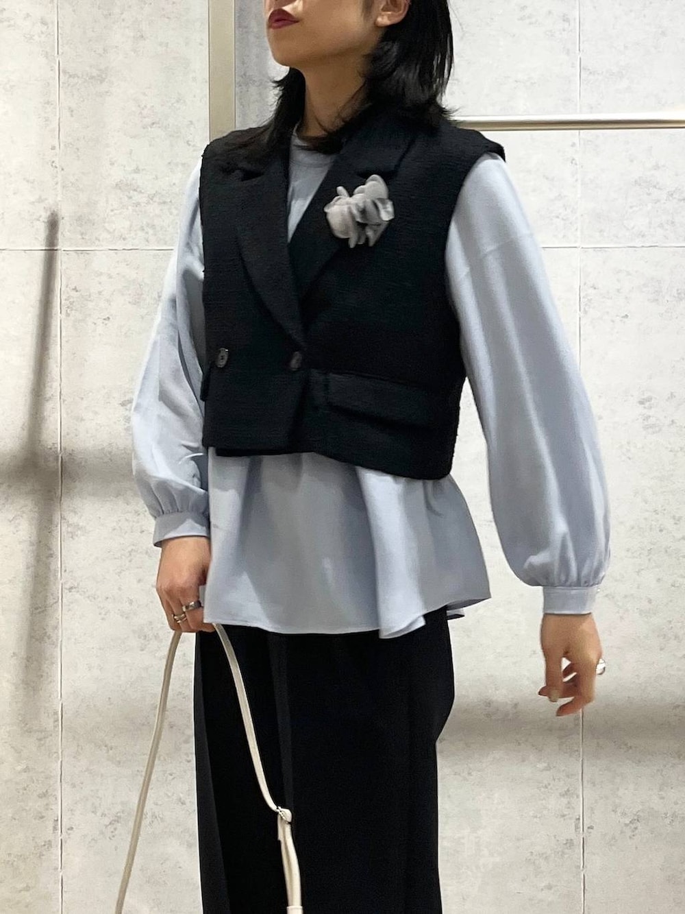 ブルー系のスーツパンツ、ブルー系のシャツ/ブラウス、ブルー系のその他アウターを着用したレディースの冬コーディネートの8枚目の写真