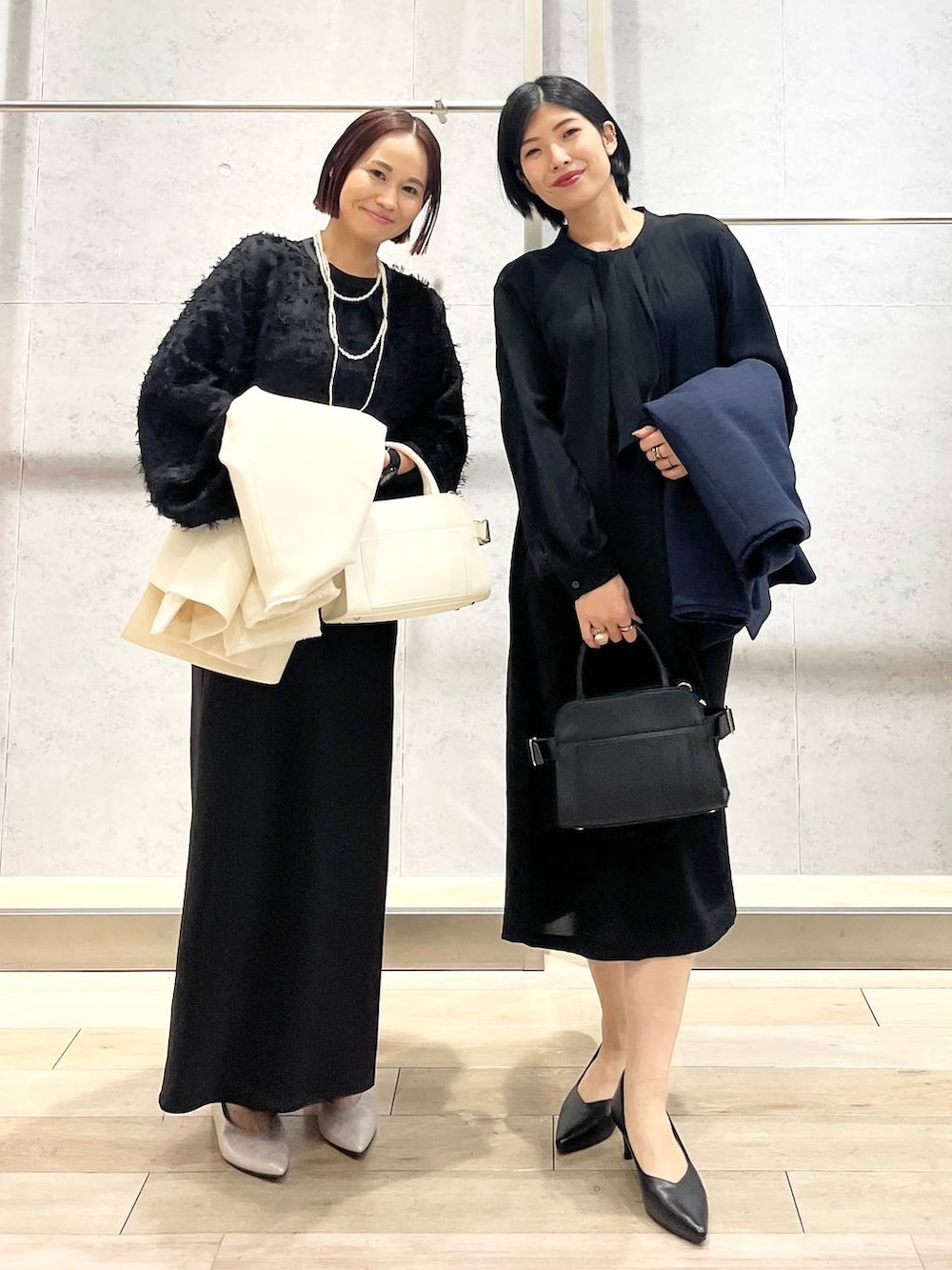 ブラック系のスカート、ブルー系のノーカラージャケット、ホワイト系のノーカラージャケットを着用したレディースの冬コーディネートの2枚目の写真