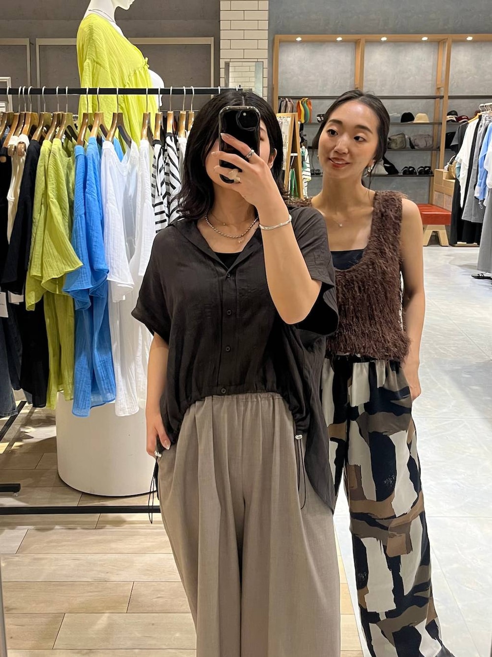 ブラック系のその他パンツ、グレー系のシャツ/ブラウス、ブラウン系のチュニックを着用したレディースの春コーディネートの2枚目の写真