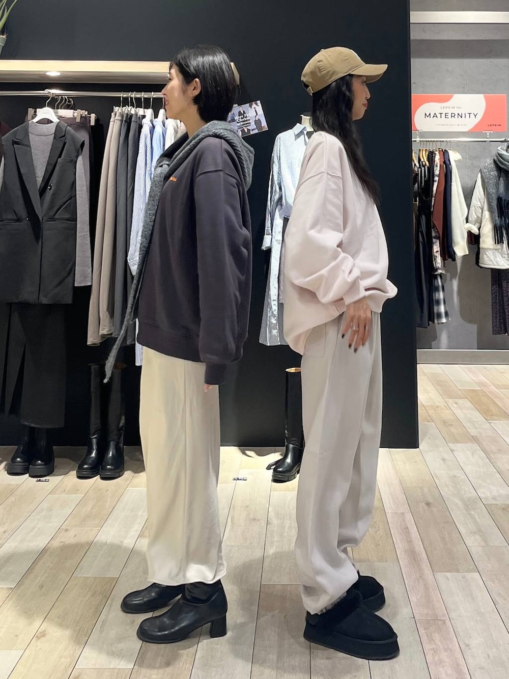 ホワイト系のスカート、ホワイト系のその他パンツ、ブラック系のブーツを着用したレディースの秋コーディネートの2枚目の写真