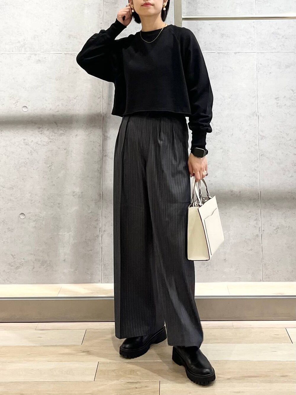 ブラック系のTシャツ/カットソー、ホワイト系のショルダーバッグ、グレー系のその他パンツを着用したレディースの秋コーディネートの9枚目の写真