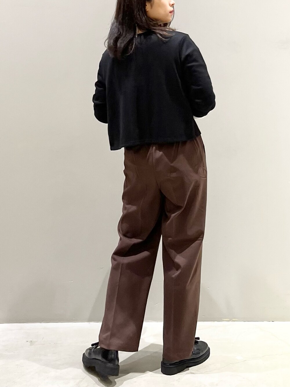 「LEPSIM、レプシィム(LEPSIM)、シンプルコーデ、厚底シューズ、きれいめカジュアル、秋冬コーデ、カーディガン、ボーダー、ボンディング、プチプラ、秋コーデ、ハンドバッグ、ハタラクパンツ、ブラウン、ローファー」｜「LEPSIMの【6つの嬉しい機能付き】ハタラク7DAYSストレートパンツ 2022冬　281814（スラックス、ブラウン系）」を使った、エムアイさん（レディース・162cm）の秋コーディネートの3枚目の写真