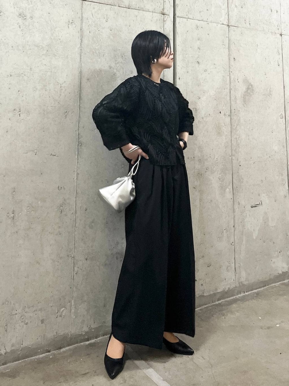 シルバー系のショルダーバッグ、ブラック系のシャツ/ブラウス、ブラック系のパンプスを着用したレディースの春コーディネートの6枚目の写真