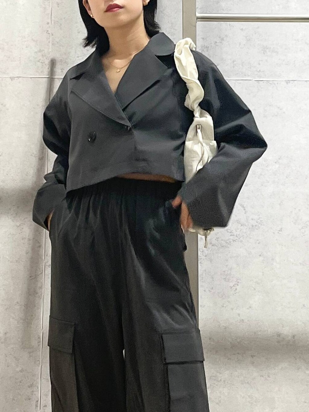 「LEPSIM、アウター、トレンチコート、ワイドパンツ、ミリタリー、セットアップ、パンプス、ショルダーバッグ、シンプルコーデ、ストリート、モノトーン、シルバー、ワントーンコーデ、ショート丈トップス、ミリタリーパンツ」｜「LEPSIMのワイドカーゴポケットパンツ　987520（カーゴパンツ、グレー系）」を使った、エムアイさん（レディース・162cm）の冬コーディネートの6枚目の写真