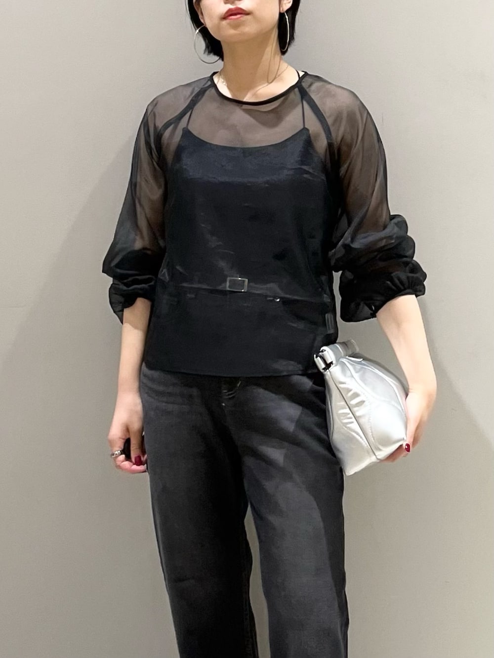 「LEPSIM、レプシィム(LEPSIM)、シアートップス、デニム、モノトーン、秋服準備はじめました、クラッチバッグ、オールブラック、ワントーンコーデ、レイヤードスタイル、休日スタイル、キャミソール、大人カジュアル、きれいめカジュアル、秋コーデ」｜「LEPSIMの4つの嬉しい機能付き！シアワセパンプス　295881（パンプス、グレー系）」を使った、エムアイさん（レディース・162cm）の夏コーディネートの7枚目の写真