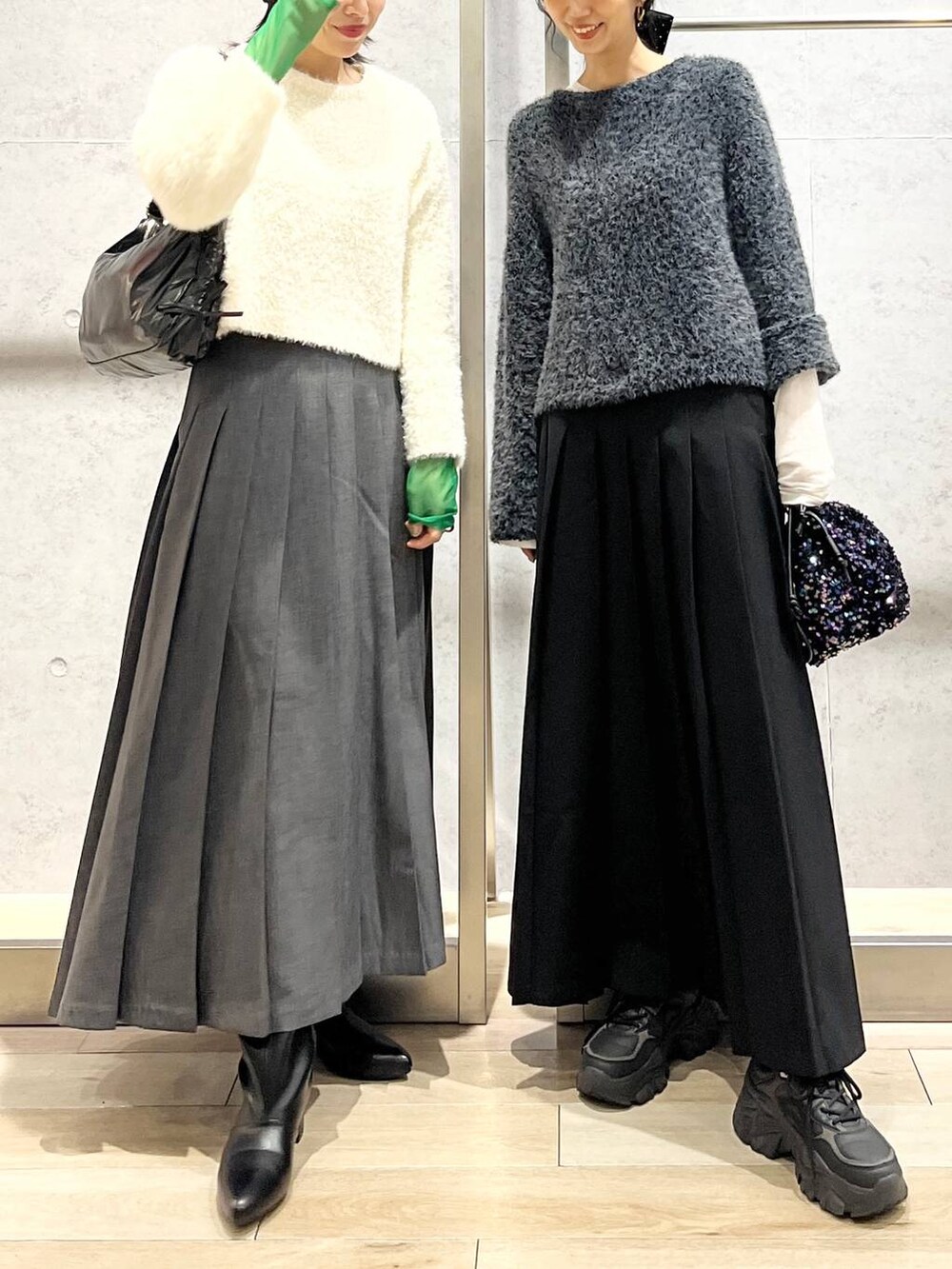 ブルー系のショルダーバッグ、ブラック系のTシャツ/カットソー、ブラック系のブーツを着用したレディースの秋コーディネートの8枚目の写真