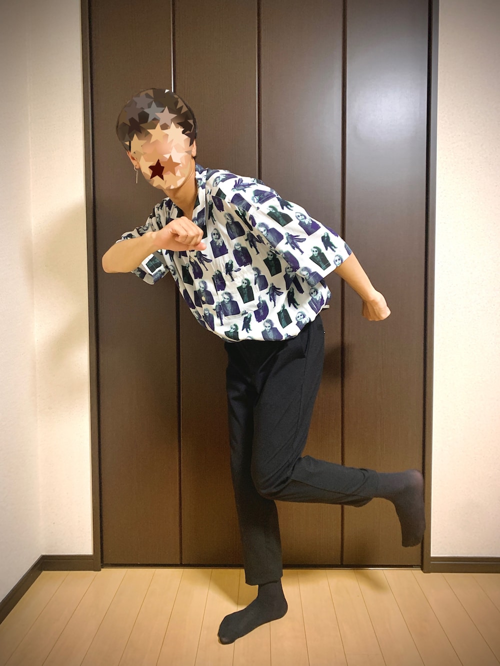 ホワイト系のシャツ/ブラウス、ブラック系のスウェットパンツ、ブラック系のソックス/靴下を着用したメンズの夏コーディネートの2枚目の写真