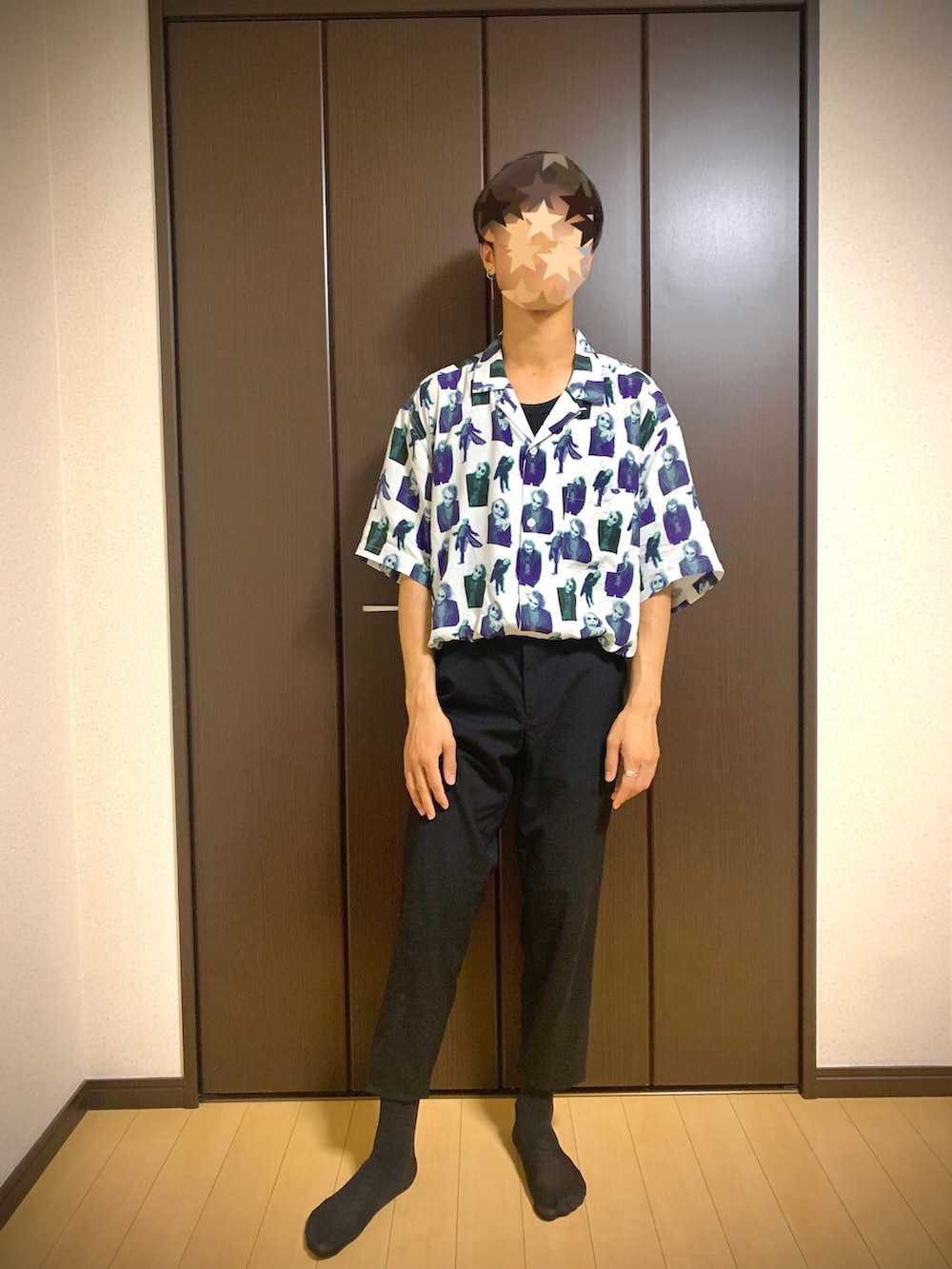 ホワイト系のシャツ/ブラウス、ブラック系のスウェットパンツ、ブラック系のソックス/靴下を着用したメンズの夏コーディネートの3枚目の写真