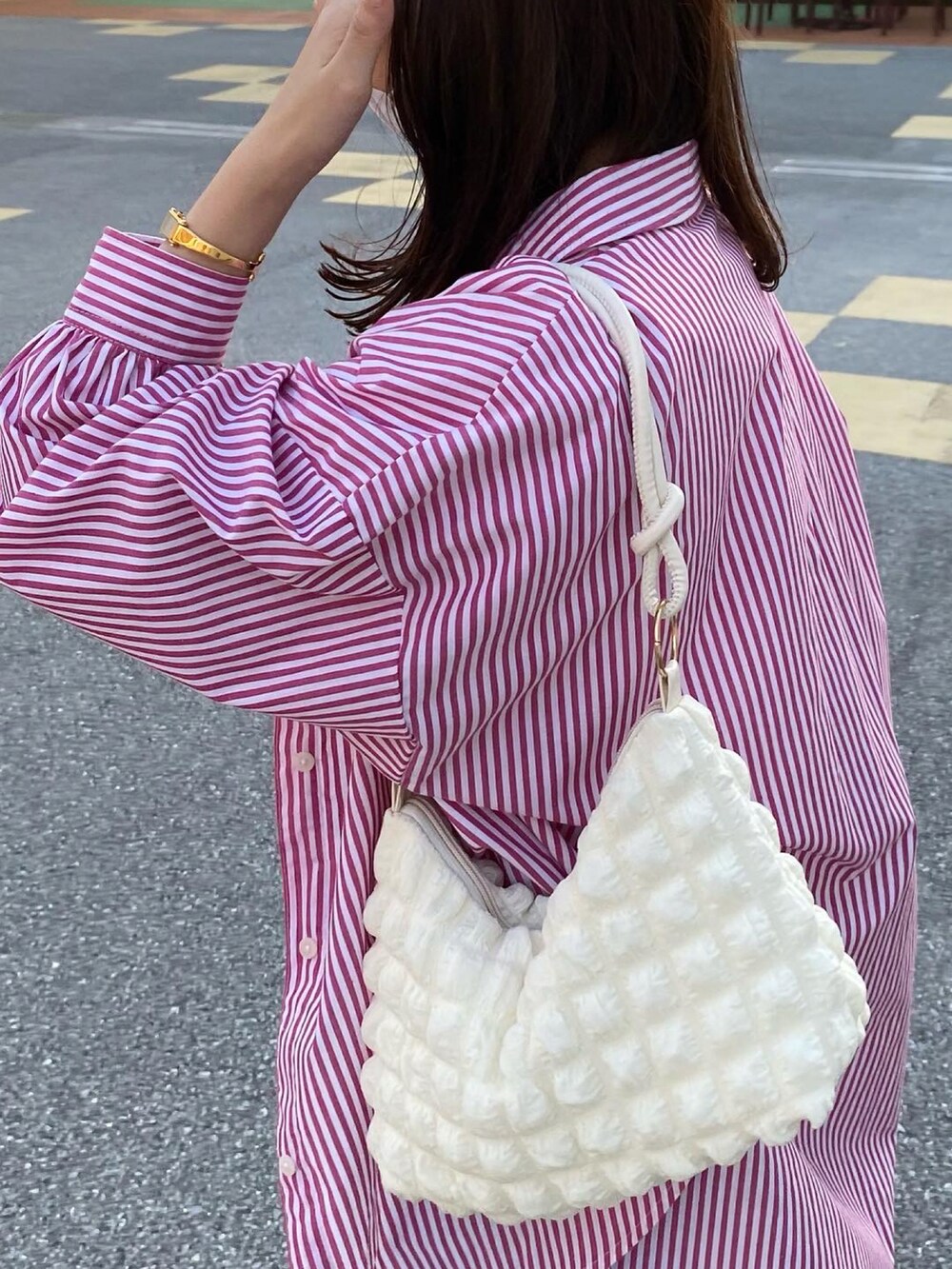 ブルー系のデニムパンツ、ホワイト系のTシャツ/カットソーを着用したレディースの春コーディネートの3枚目の写真