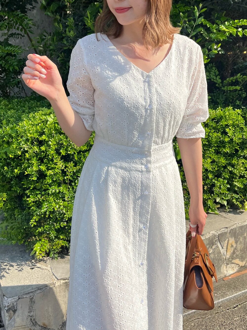 ホワイト系のワンピース、ブラウン系のショルダーバッグ、ホワイト系のサンダルを着用したレディースの春コーディネートの3枚目の写真