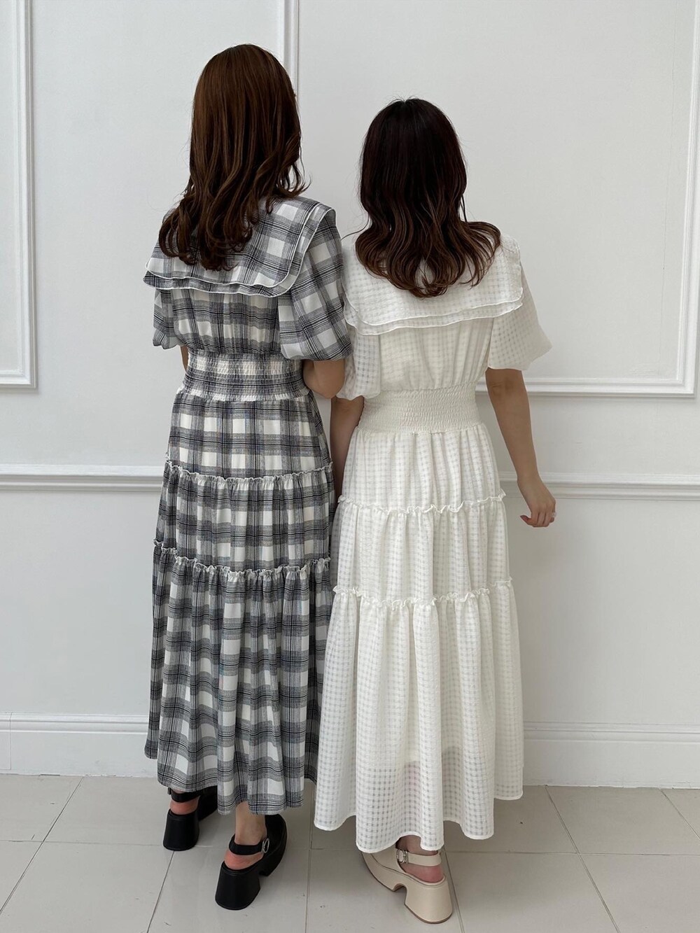 ホワイト系のワンピース/ドレス、ホワイト系のショルダーバッグ、ホワイト系のサンダルを着用したレディースの冬コーディネートの3枚目の写真