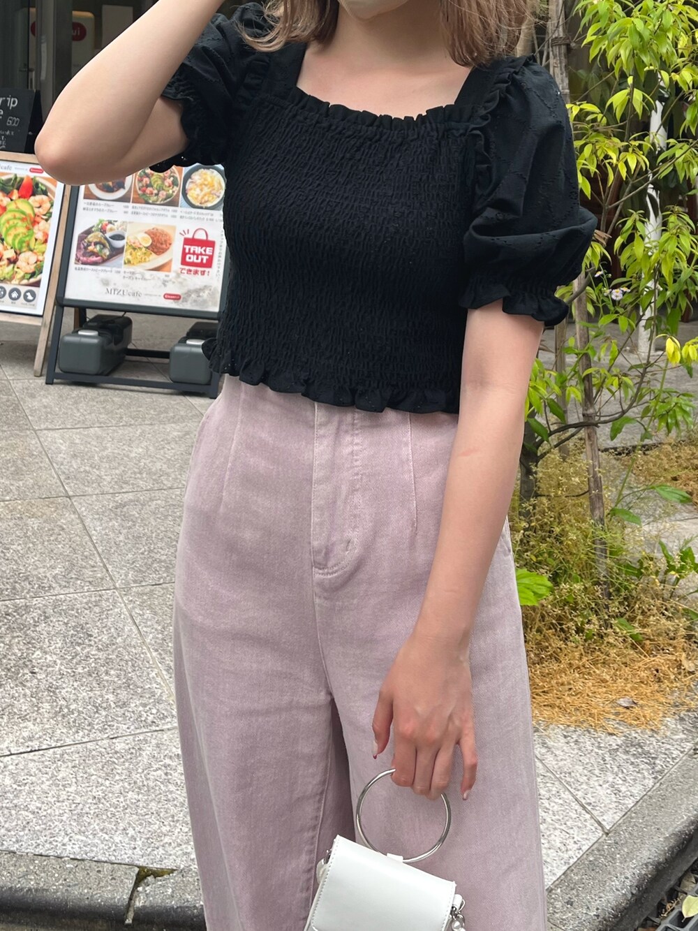 ブラック系のシャツ/ブラウス、パープル系のデニムパンツ、ホワイト系のショルダーバッグを着用したレディースの春コーディネートの2枚目の写真