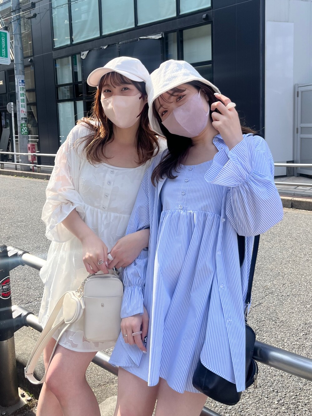 ホワイト系のトップス、ホワイト系のキャミソール、ホワイト系のスニーカーを着用したレディースの春コーディネートの2枚目の写真