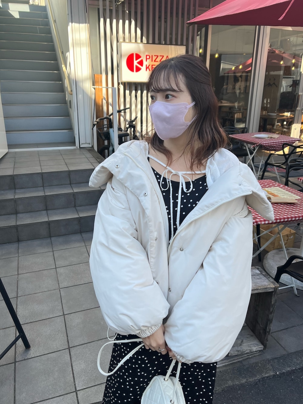 ブラック系のダウンジャケット/コート、ブラック系のショルダーバッグを着用したレディースの冬コーディネートの2枚目の写真