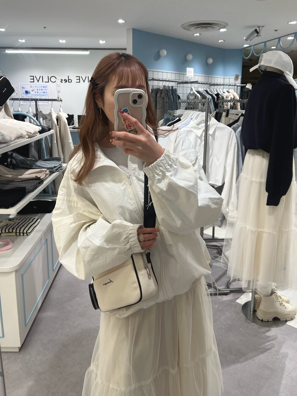 ホワイト系のジャケット/アウター、ホワイト系のスカート、ホワイト系のショルダーバッグを着用したレディースの春コーディネートの2枚目の写真