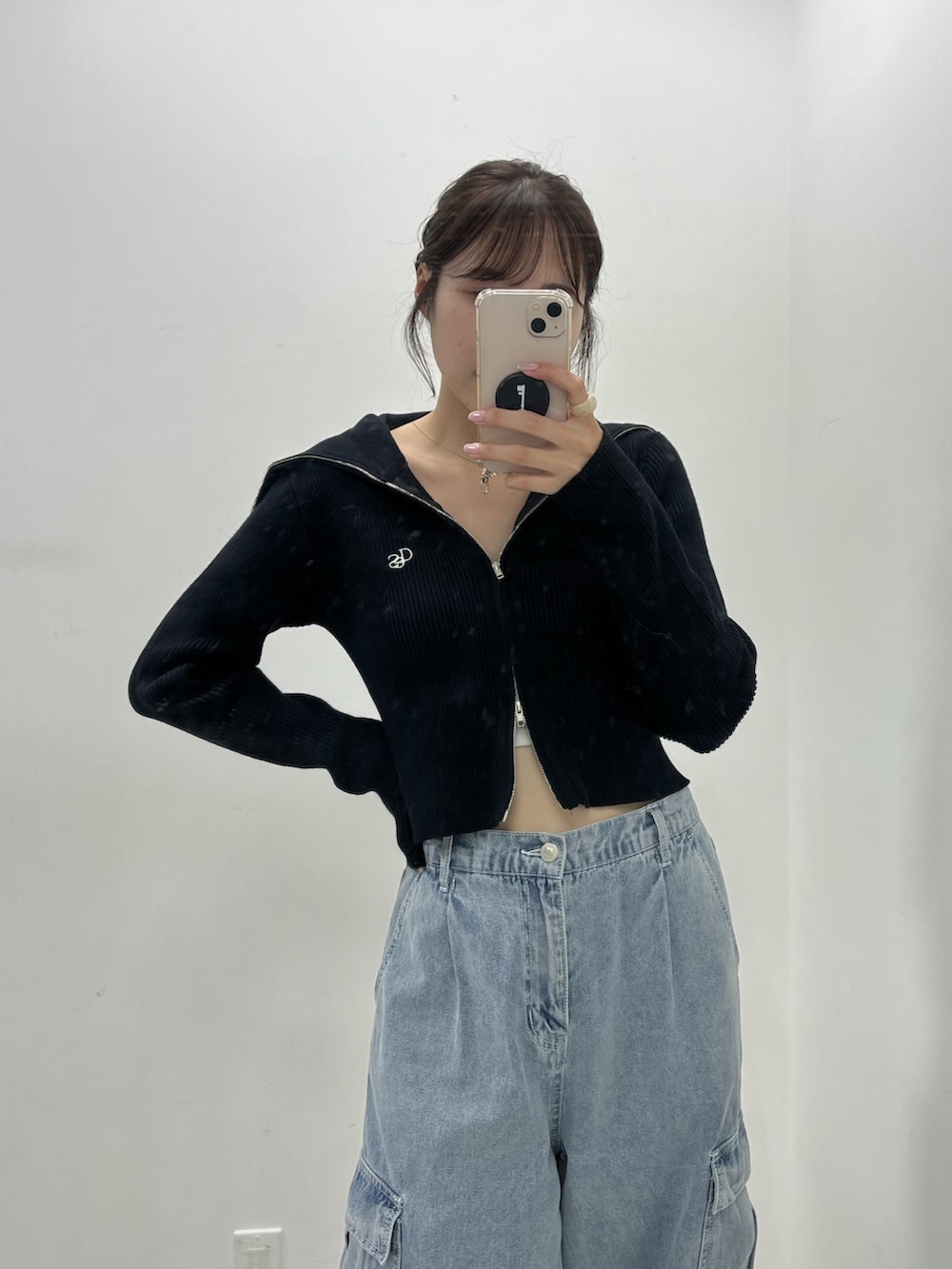 ブラック系のニット/セーター、ピンク系のカーゴパンツを着用したレディースの夏コーディネートの2枚目の写真